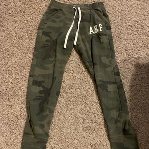 super cute Abercrombie and fitch sweats army print size xs